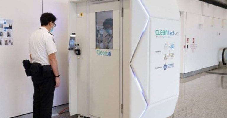 В аэропорту Гонконга проводятся испытания дезинфицирующих кабин для пассажиров и робота-уборщика